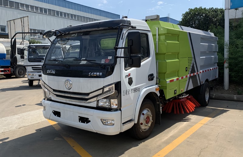 東風8方掃路車