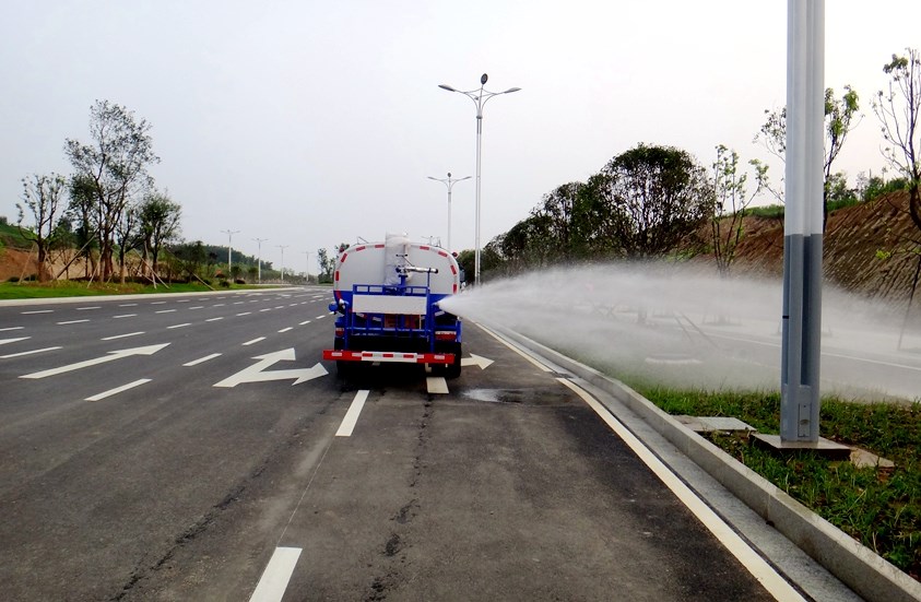 東風5噸灑水車側噴圖片